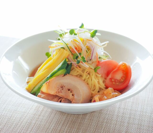【冷やし中華はじめました】

四季音の冷やし中華は麺の上に細切り野菜を乗せて、
彩りやシャキシャキ食感を楽しめるよう仕上げました。

暑い日には涼しげな冷やし中華をお楽しみください😊

6月16日〜夏季限定　¥1,000

#夏の風物詩#冷やし中華#夏メニュー#ランチ
