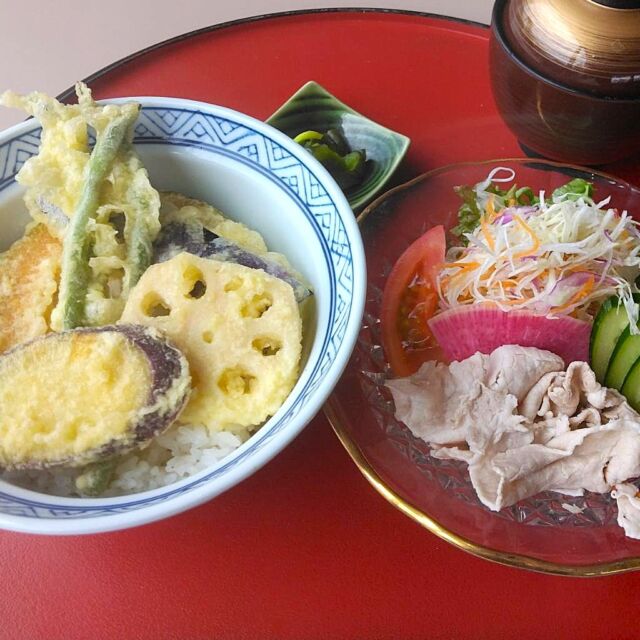 7/4・7/5の日替わりランチは
『夏野菜天丼と豚しゃぶサラダ』です

📌数量限定📌
【ドリンクバー付き1,000円】

ご来店をお待ちしてます

ランチタイム/11時〜14時30分 L.O14時

#夏野菜天丼
#黒川郡大和町#大和町

#日替わりランチ
#ランチ#日替わりメニュー
#今日のランチ